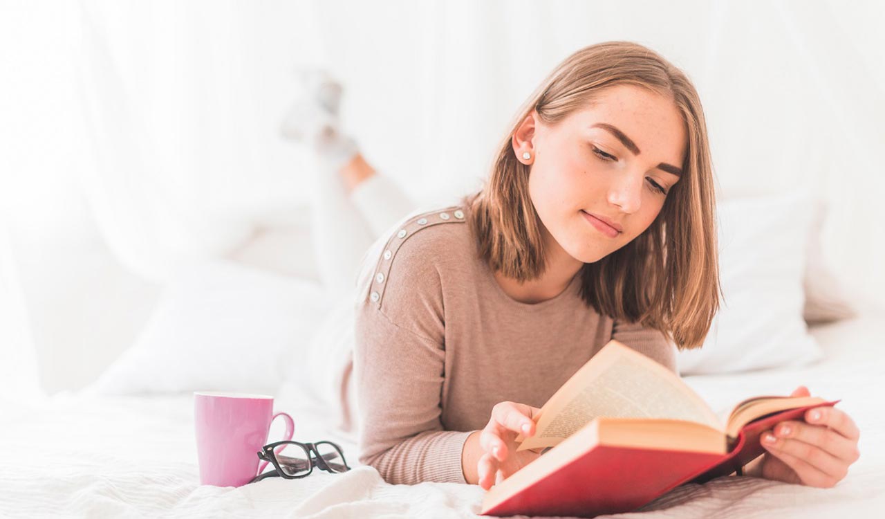 Page reads. девушка читает в библиотеке стоковые фотографии. Page reads. девушка с книгой на голове. Can you lend me your book.